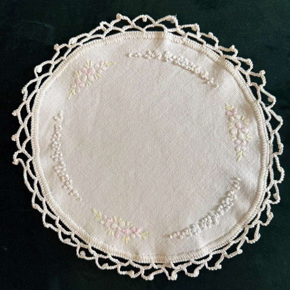 Vintage Embroidered‎ Linen Doily Set Crochet Lace Edge Round 9.5